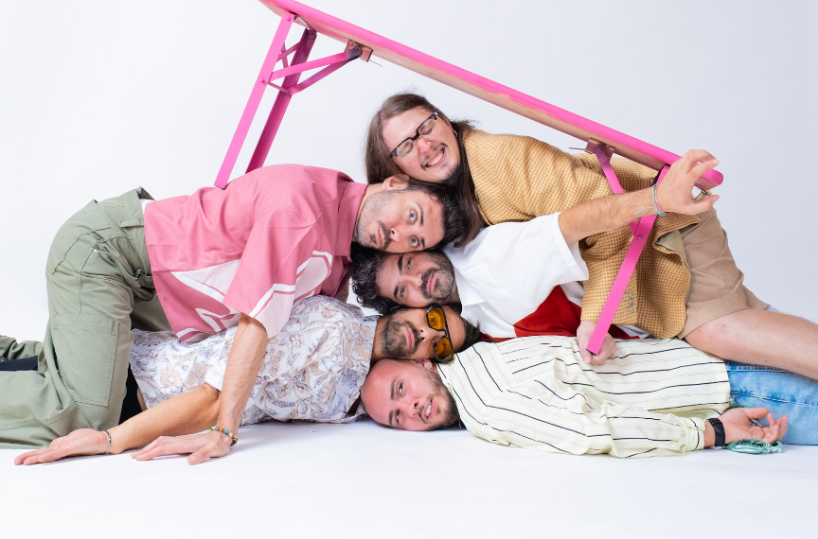 &laquo;Sotto la panca&raquo;, Le Canzoni Giuste tornano con il loro &laquo;pop schizofrenico&raquo;: un invito alla&nbsp;libert&agrave; creativa