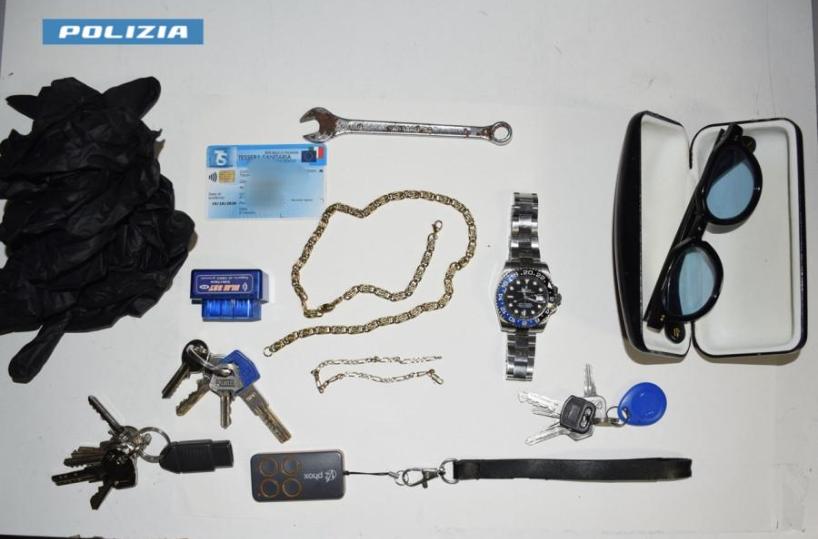 Lecce, arrestato topo di appartamento: aveva rubato le chiavi dall'auto del padrone di casa