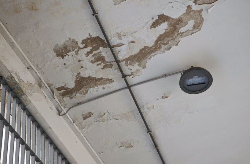 Barletta, due anni dopo i lavori cadono calcinacci nel sottopasso: interdetto il passaggio pedonale