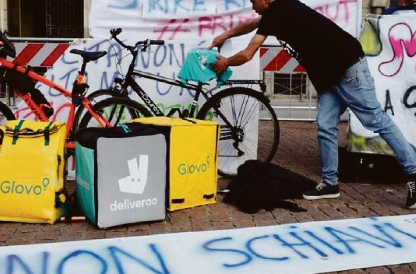Bari, la dura vita del &laquo;rider&raquo; tra diritti negati e lavoro da conquistare