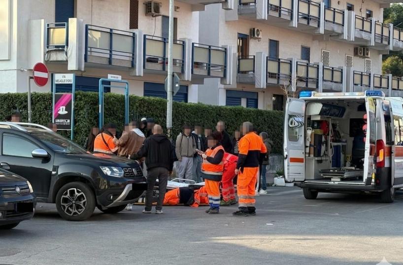 Taranto, operatore ecologico viene investito mentre &egrave; al lavoro: &egrave; ferito