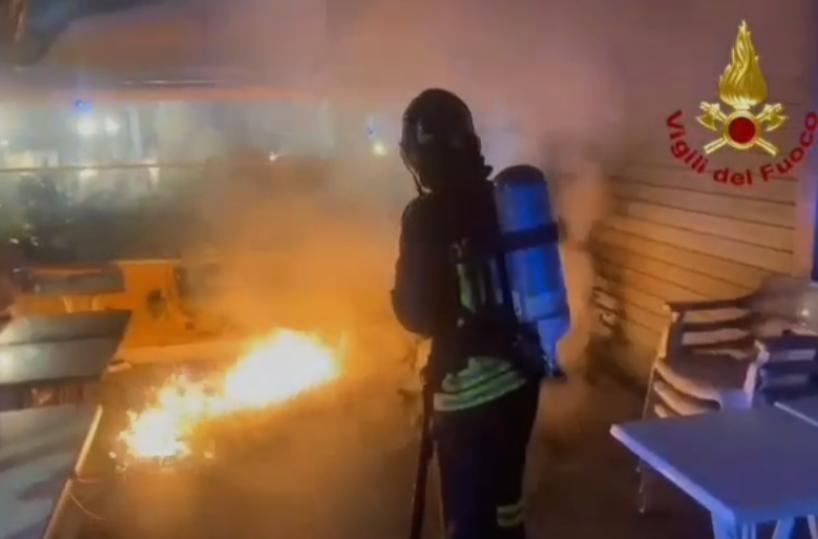 Brindisi, incappucciato appicca fuoco contro un bar e scappa: indagano i carabinieri