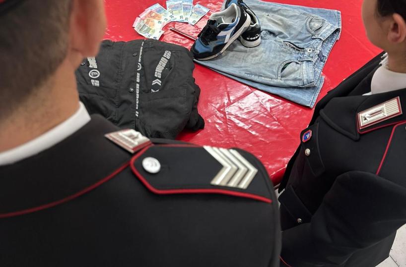 Carosino, punta taglierino alla cassiera e rapina un supermercato: arrestato 48enne