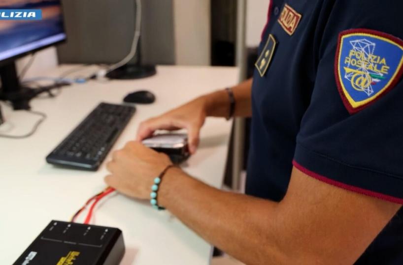 Taranto, negli hard disk custodiva 600 file di materiale pedopornografico: arrestato 41enne