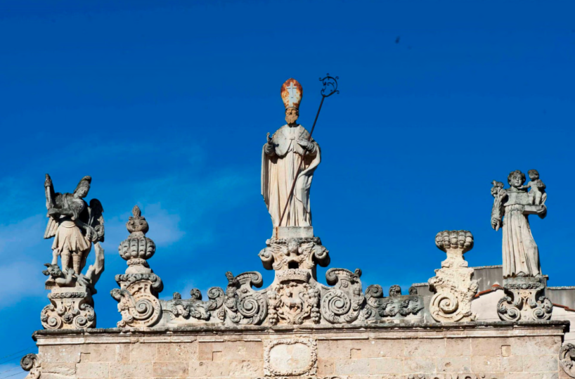 Arte, vicoli e cieli in giro per Nard&ograve;
