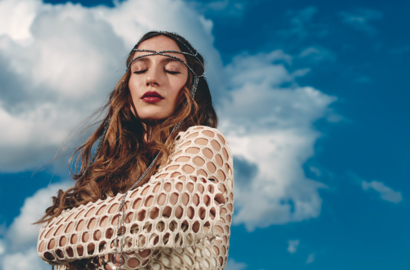 L'ansia del tempo che passa? Laila Al Habash la combatte a suon di musica e ironia