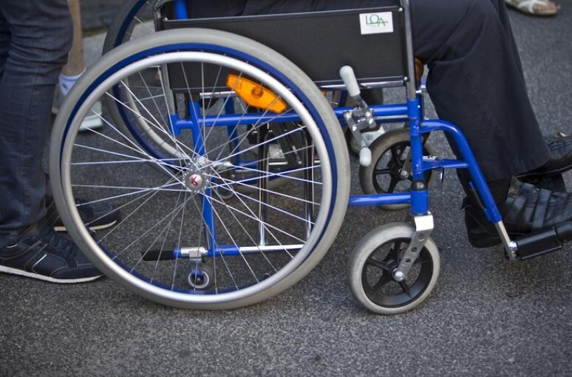 Foggia, si offrono di spingere la carrozzina a un disabile e lo rapinano: arrestati due giovani