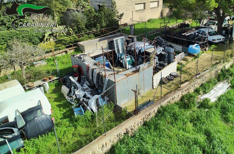 Taranto, scoperta in periferia una centrale di auto rubate smontate e rivendute: denunciato 56enne