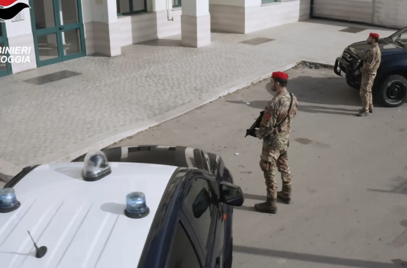 Foggia, arrestato con le armi in casa uno dei cassieri del clan: &egrave; uno degli scissionisti della Societ&agrave;