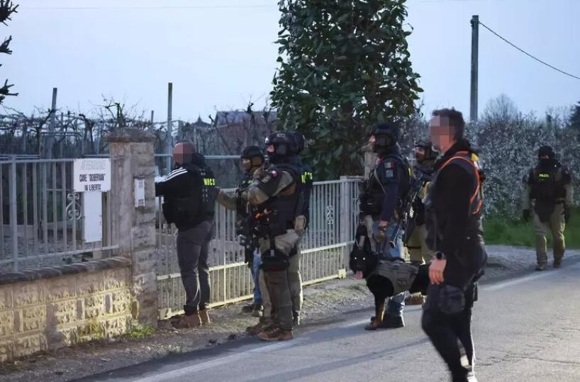 Sventato l&rsquo;assalto sulla A14, ora si cercano i basisti. Nel covo della banda anche armi da guerra