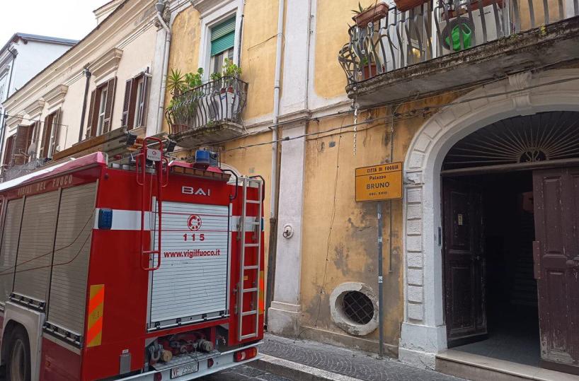 Foggia, all'alba crolla il solaio tra due piani di una palazzina: evacuate le famiglie che lo abitavano 