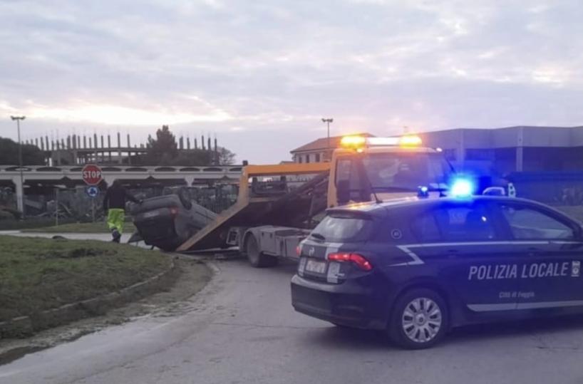Foggia, auto si ribalta all&rsquo;incrocio tra la&nbsp;Ss 673&nbsp;e la&nbsp;Ss 90: un ferito trasportato in ospedale