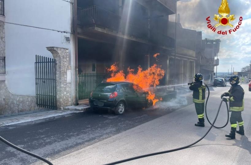 Oria, auto in transito prende fuoco: illeso il conducente