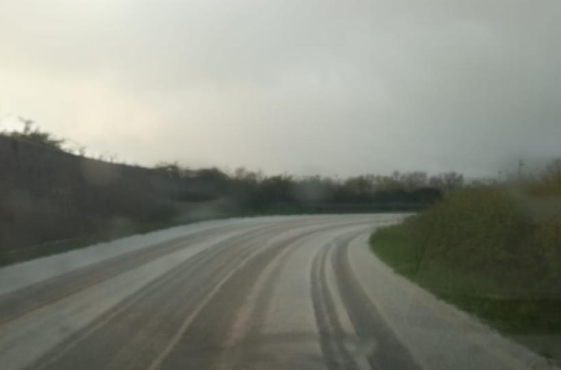 Maltempo in Puglia, risveglio invernale sul Gargano: la grandine imbianca le strade come neve