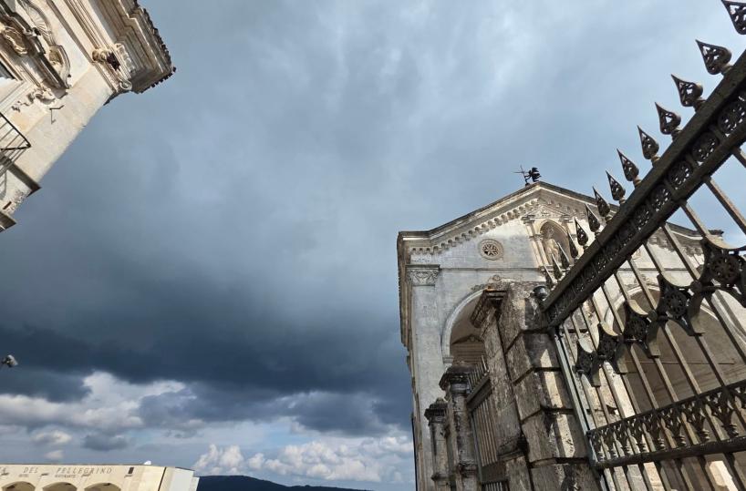Maltempo in Puglia, continua l'allerta gialla su tutta la Regione. Ma la pioggia non ferma il turismo religioso