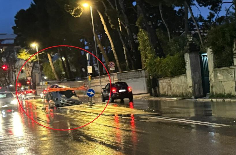 Bari, auto finisce in una voragine in via Fanelli: conducente illesa