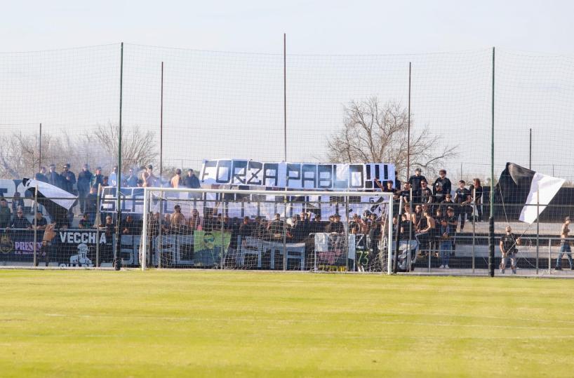 Scontri tra tifosi durante match di promozione a Squinzano: 18enne ferito alla testa da una pietra