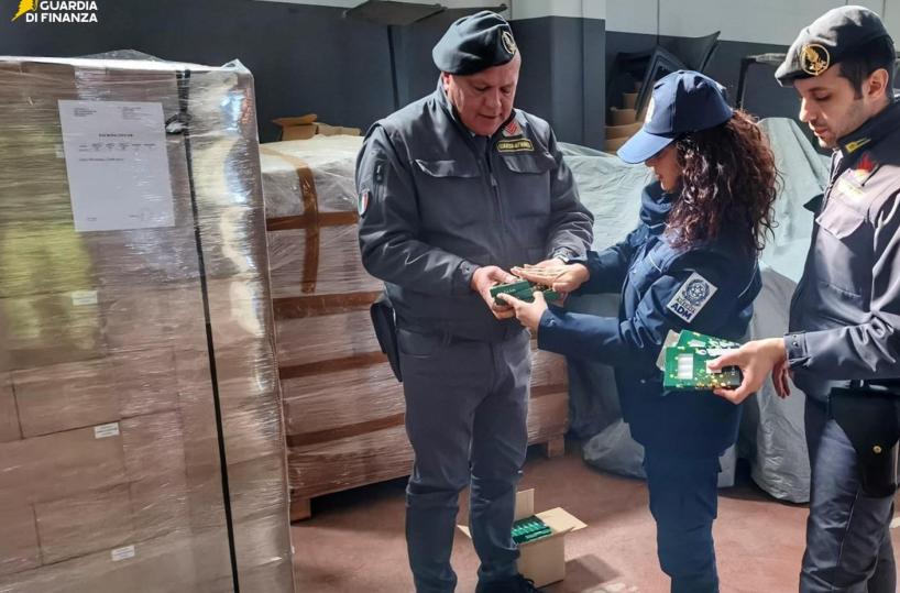 Bari, scoperte 156mile candele con il marchio Made in Italy ma prodotte in Bulgaria: una denuncia