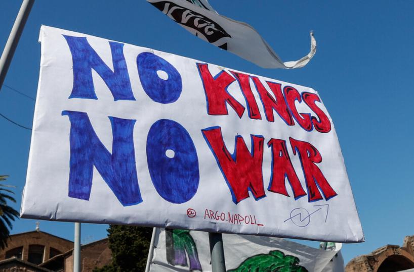 Il commento di Carmen Lasorella: &laquo;I No Kings nelle piazze: voci dell&rsquo;altra globalizzazione vanno all&rsquo;attacco di Trump&raquo;