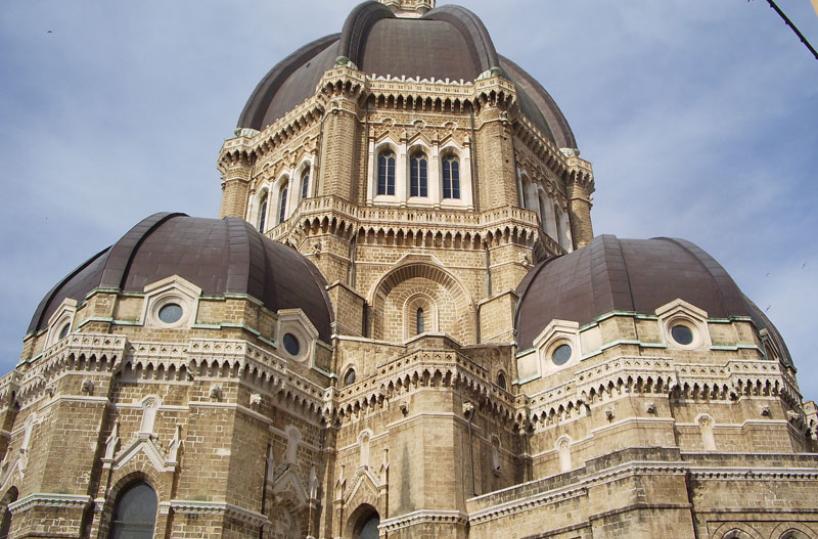 Il Duomo di Cerignola perde pezzi, il vescovo: &laquo;Erogate i 300mila euro per il restauro&raquo;