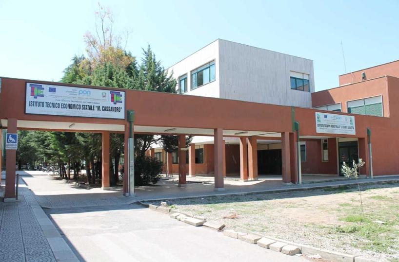 Barletta, studente disabile minaccia con un coltello un collaborato scolastico: non voleva rientrare in aula