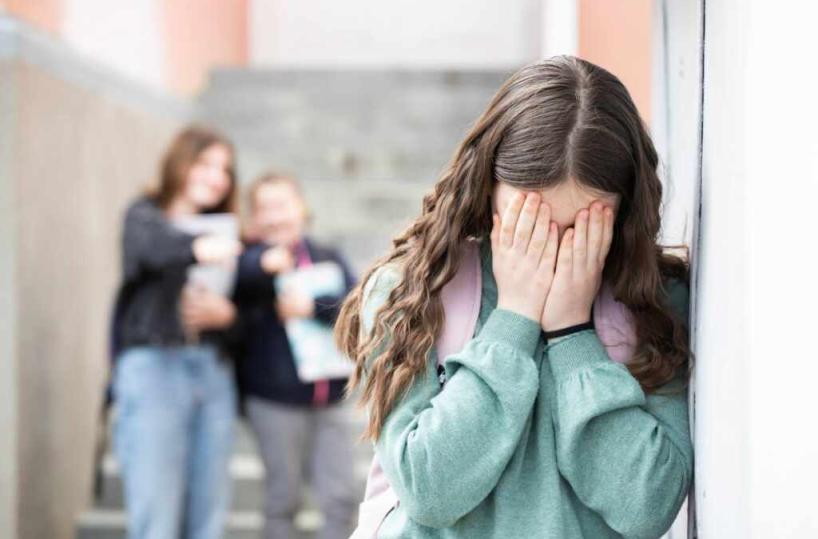 Lecce, bullizzano e aggrediscono una ragazzina vicino al teatro: Questore ammonisce una 13enne e una 14enne