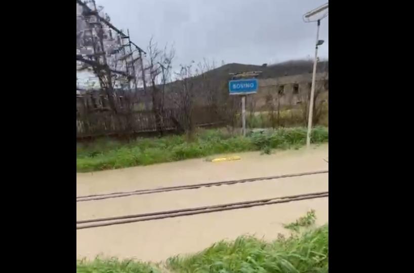 Maltempo, stop sulla linea Pescara&ndash;Bari: treni verso la Puglia in forte ritardo e convogli fermi