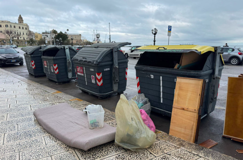 Bari, troppi i rifiuti nelle strade: ora lo dicono anche i turisti 