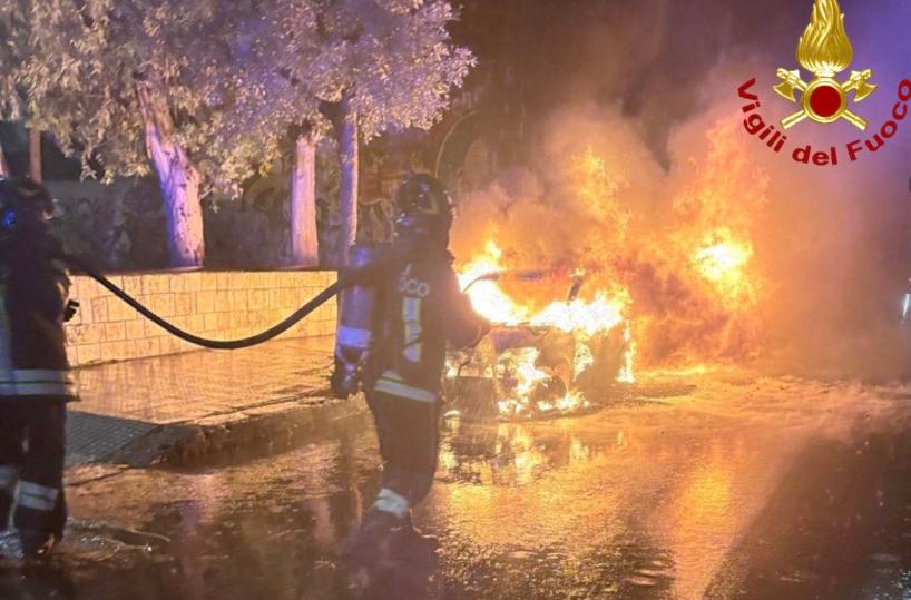 Monteroni, in fiamme nella notte due autovetture in via Liguria: si indaga sulle cause