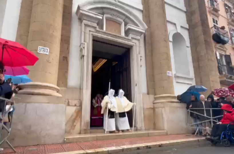 Settimana santa, la pioggia mette a dura prova i riti pasquali: da Foggia al Salento, &egrave; la notte dei Sepolcri