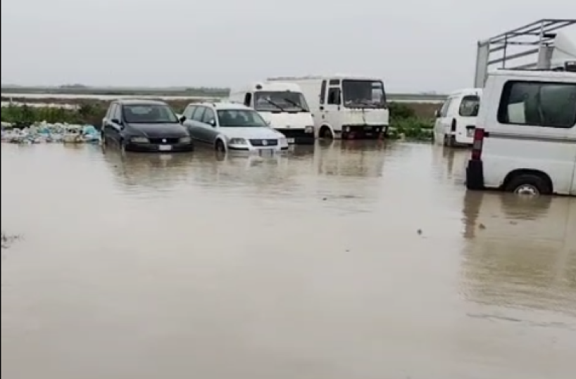 Maltempo, nel Foggiano le baracche di centinaia di braccianti sotto il fango e l'acqua: &laquo;Sono isolati&raquo;