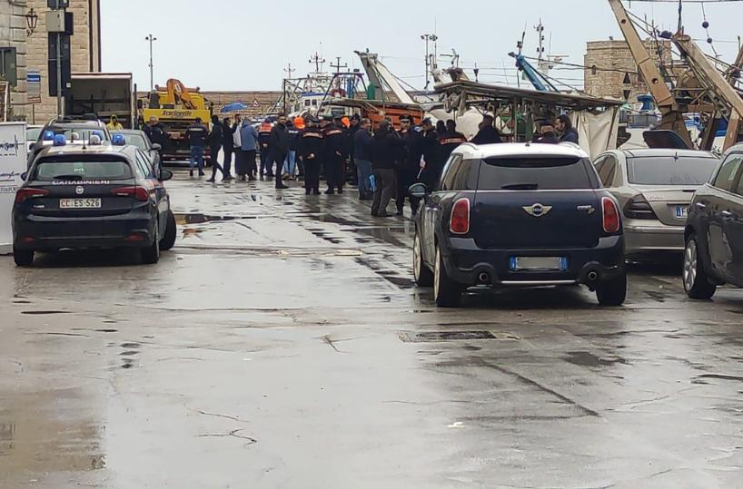 Trani, sequestrate le bancarelle del pesce abusive sulla banchina del porto: &laquo;Usavano acqua di mare contaminata&raquo;