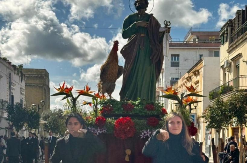Due donne portatrici di una statua dei Misteri a Valenzano