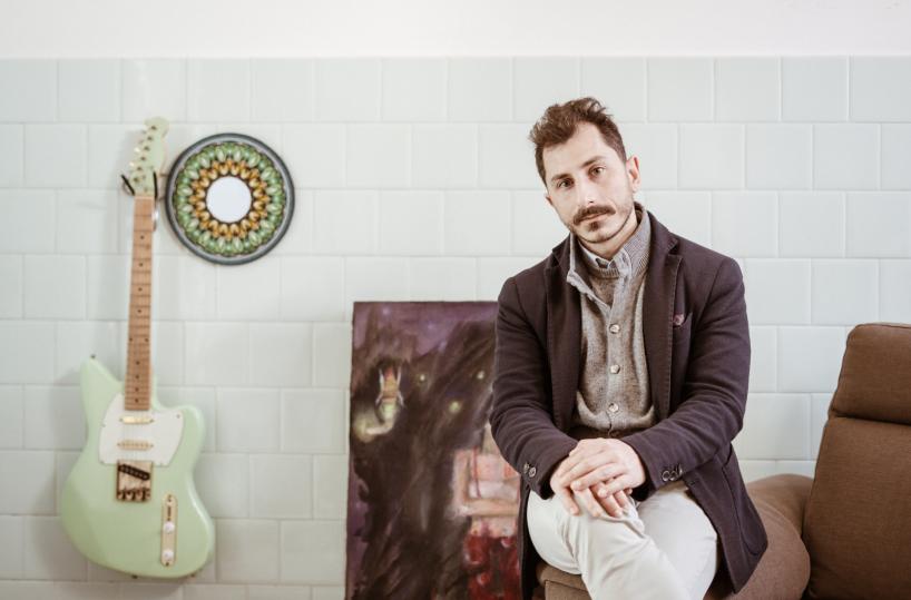 &laquo;Monografia&raquo;: Mela Indie firma un esordio viscerale e fuori dal tempo tra confessione, poesia e arrangiamenti d&rsquo;autore