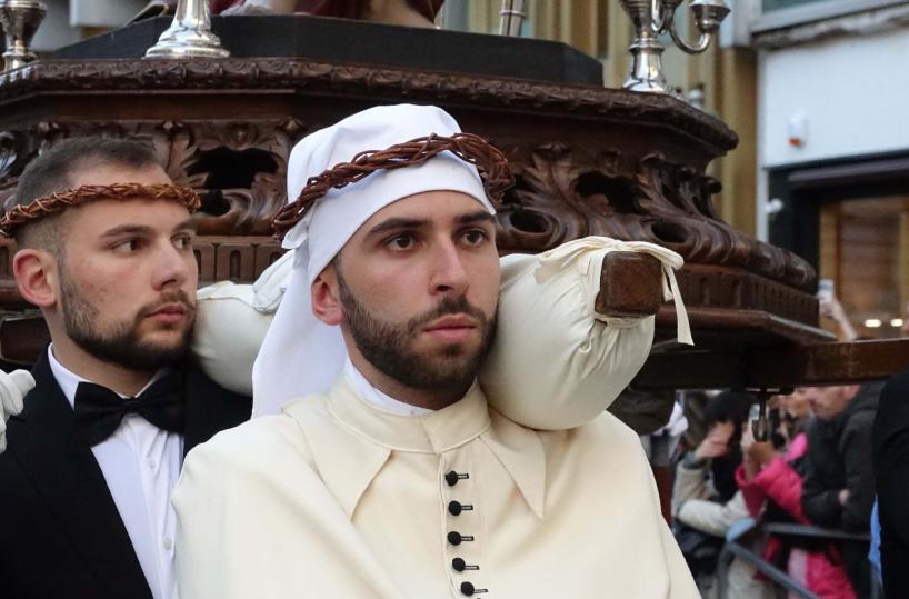 I ragazzi incappucciati che resistono a tutto e trasformano il tempo