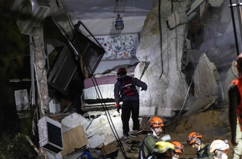 Raid Usa-Israele nella notte: 17 morti, tra le vittime 6 bambini. Colloqui in corso per 45 giorni di tregua dopo le minacce di Trump