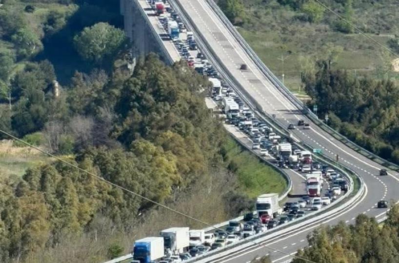 Puglia e Molise isolate, la rabbia del governatore Roberti. Domani riunione al ministero. &laquo;Settimane o mesi per ripristino A14&raquo;