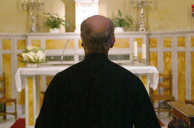 Marina di Ginosa, chiede soldi a un prete e poi lo aggredisce per rapinarlo: arrestato 62enne