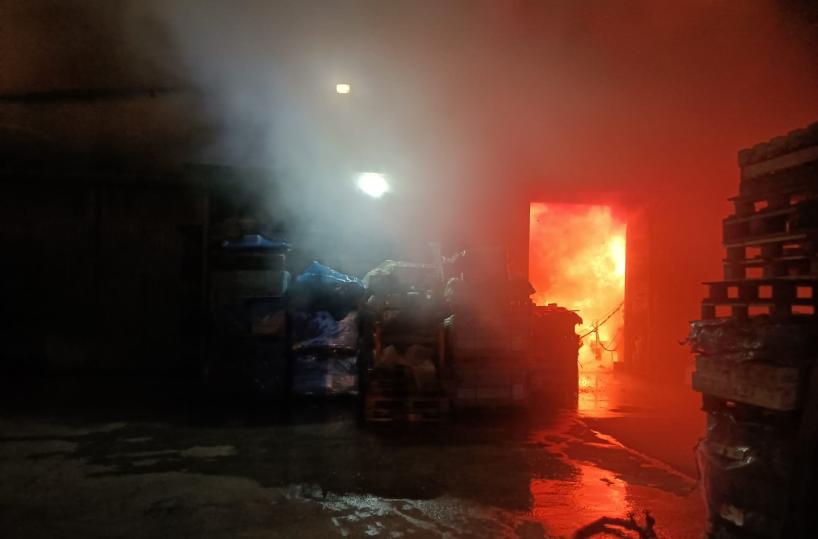 Incendio distrugge il capannone di un imprenditore edile nel Foggiano: si indaga sulla natura del rogo