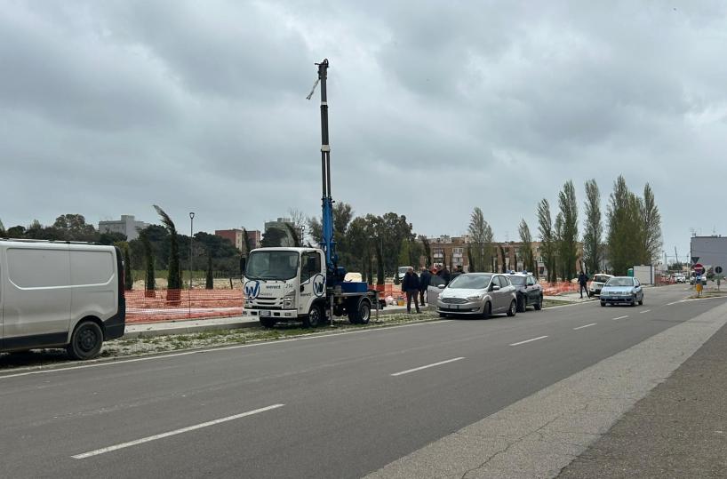 Taranto, cade un palo della luce per il forte vento: muore sul colpo un operaio 