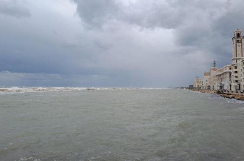 Allerta vento in tutta la Puglia, i sindaci di Bari e Foggia chiudono parchi e giardini