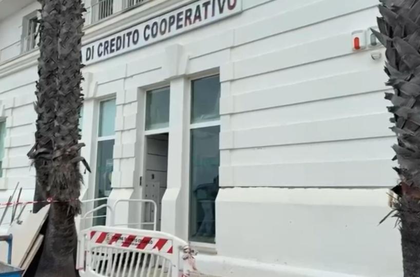 Porto Cesareo, assalto nella notte al bancomat della Bcc: i ladri fuggono con 20mila euro 