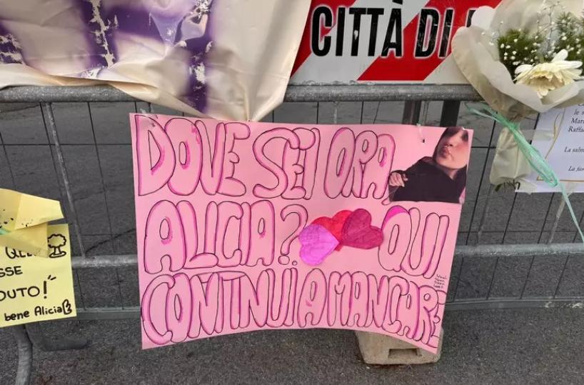 A Bisceglie il giorno dei funerali di Alicia, la famiglia: &laquo;Non vogliamo politici&raquo;. Il dolore degli amici: &laquo;Qui ci manchi&raquo;