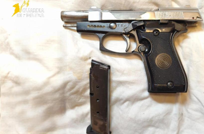 Lecce, droga e arma con matricola abrasa: arrestato un uomo nel centro storico