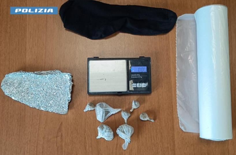 Racale, trovati in casa con l'eroina: denunciati padre e figlia per spaccio