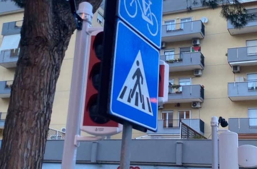 Bari, semaforo &laquo;nascosto&raquo; su via Caldarola: installato dietro un cartello &laquo;Cos&igrave; &egrave; invisibile&raquo;