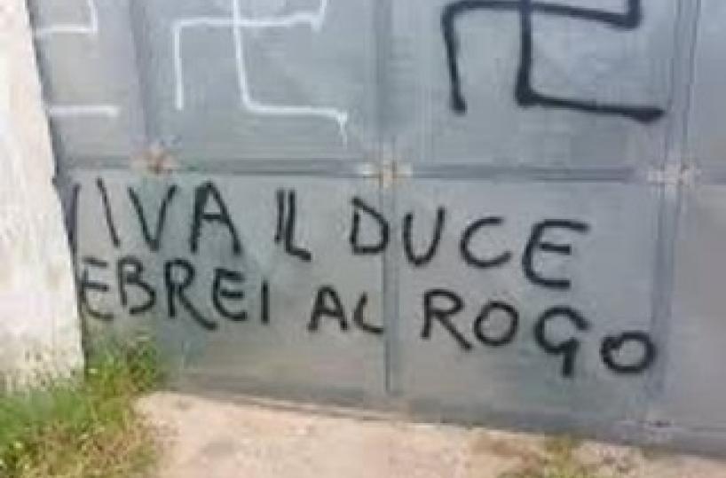 Morciano di Leuca, svastiche e scritte razziste al centro di accoglienza: caccia ai responsabili