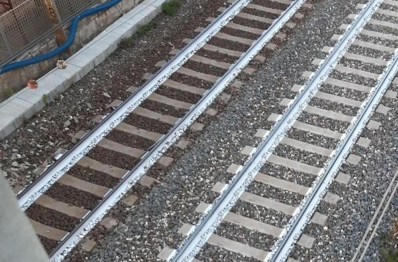 Donna investita da un treno, circolazione rallentata sull'Adriatica: convogli fermi, si viaggia su binario unico