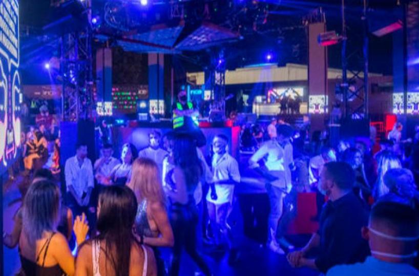 I testimoni: &laquo;Nel locale c'erano due persone armate, poteva essere una strage&raquo;. I buttafuori: &laquo;Siamo stati minacciati dal killer&raquo;