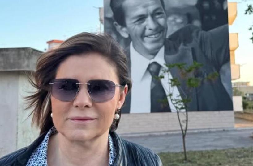 Manfredonia, Bianca Berlinguer posa davanti al murale dedicato al padre Enrico: &laquo;Grazie&raquo;